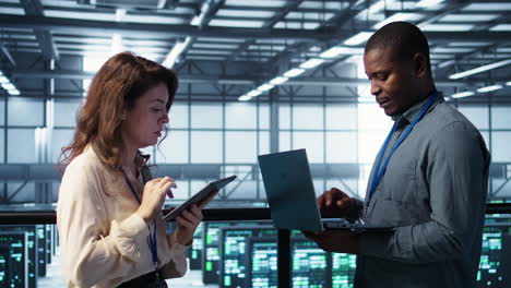 administradores de sistemas que utilizan un dispositivo de portátil en el centro de datos