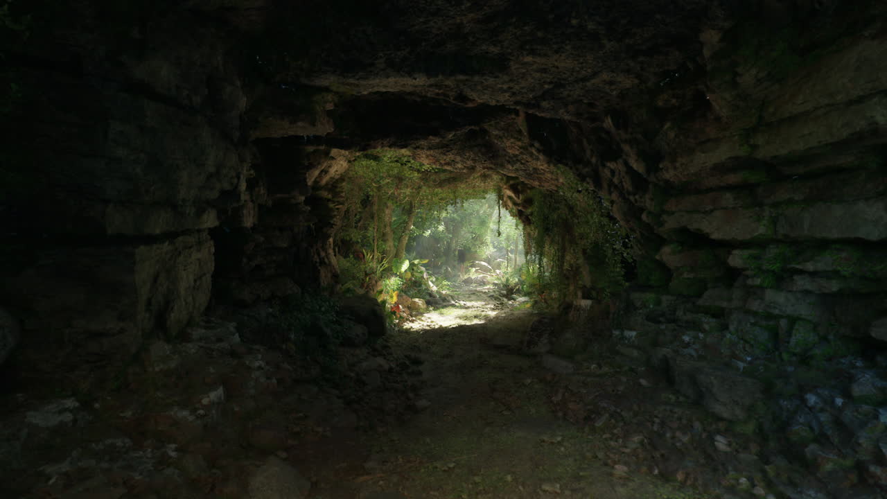 una entrada a una cueva oscura y cubierta de vegetación que conduce a una selva exuberante
