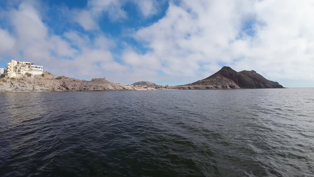 fpv 비행에서 흐린 하늘과 함께 해안을 향해 바다에 매우 가까이 비행하는 무인 항공기의 공중 샷