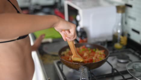 mujer cocinando en la cocina
