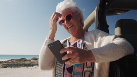 Ältere-Frau-Mit-Auto-Am-Strand