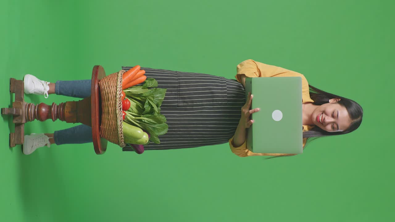 mujer vendiendo productos en línea