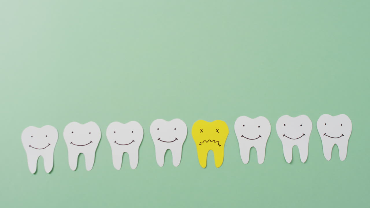 video de dientes blancos sonrientes y un diente amarillo triste sobre un fondo verde con espacio para copiar.
