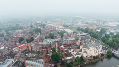 Kreisende-Drohnenaufnahme-Des-Stadtzentrums-Von-York-Im-Westen-Im-Regen