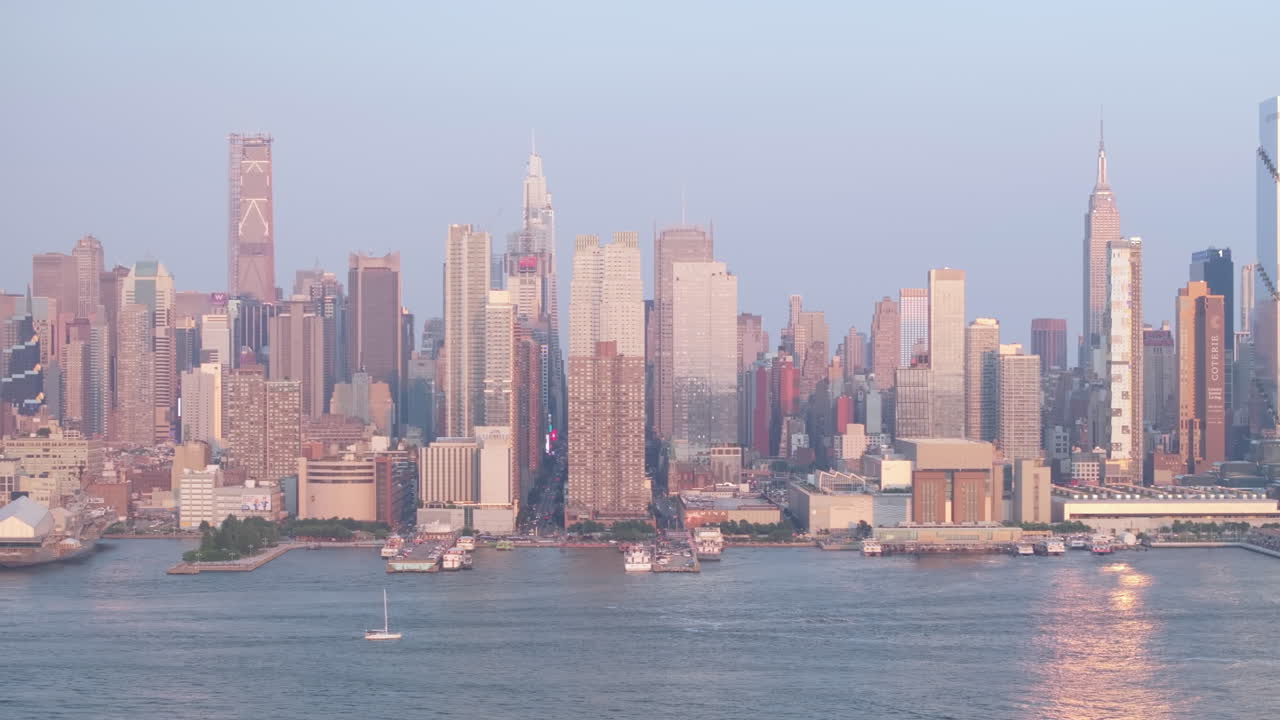 여름에 흐릿하고 습한 오후에 찍은 사진