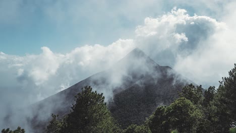 paisaje nuboso masivo rodando sobre el pico del volcán fuego en guatemala, vista de lapso de tiempo