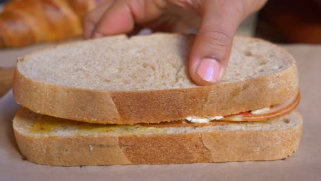 ハムチーズトマトとトーストされたパンを入れた美味しいサンドイッチ