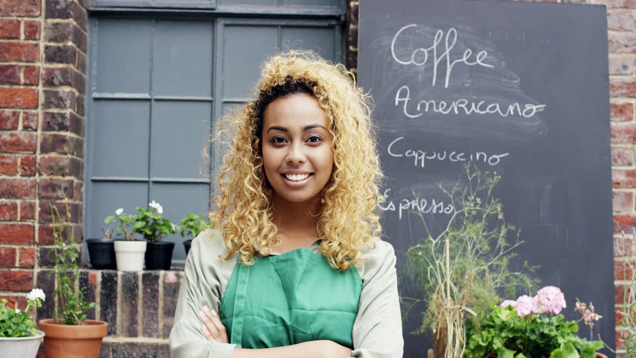 Portrett av pen kvinne med blandet etnisitet, barista utenfor kafé