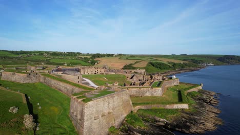 Drone-Volando-Sobre-El-Fuerte-Charles-Desde-El-Río-Bandon-En-Un-Día-Soleado