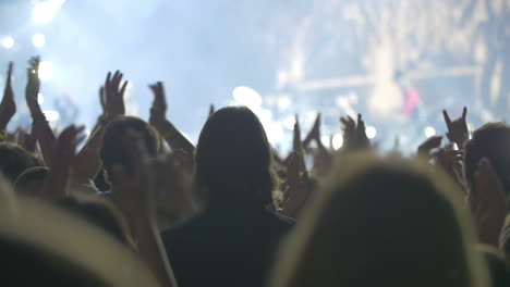 public applauding to the artist