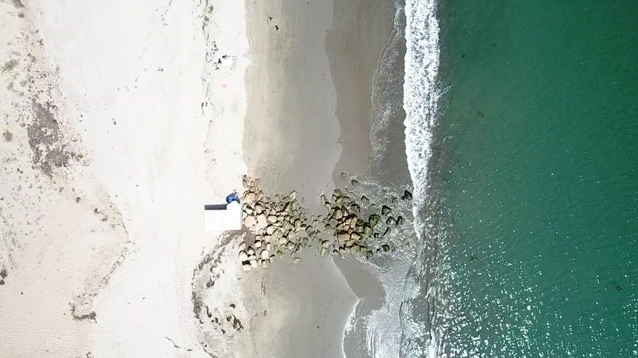 깨끗한 빈 모래 해변과 바위, 캘리포니아에 충돌 청록색 바다 파도