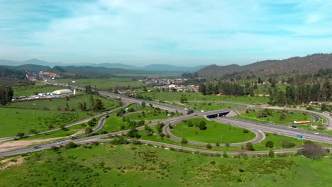 vista aerea carretera 68 chile campo verde cesped carros montana hermoso dia