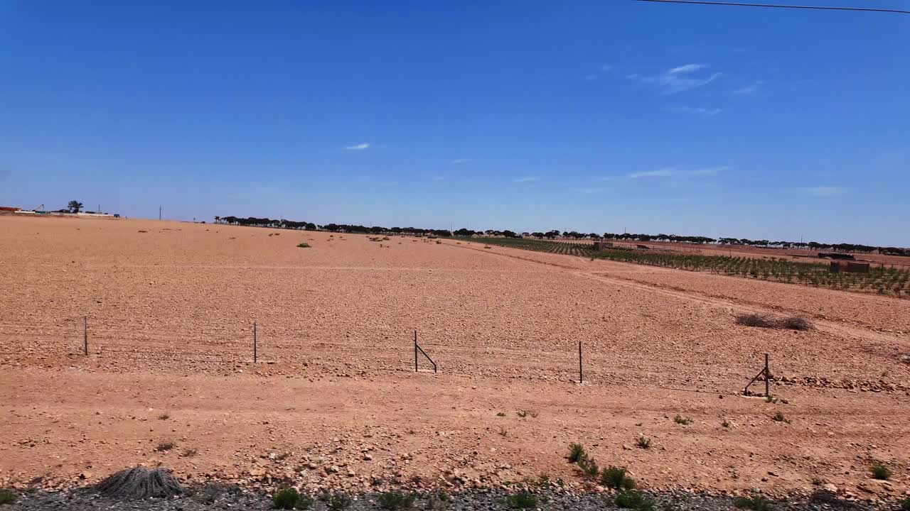 Viagem rápida de trem na paisagem árida de Marrocos, ferrovia do Norte da África