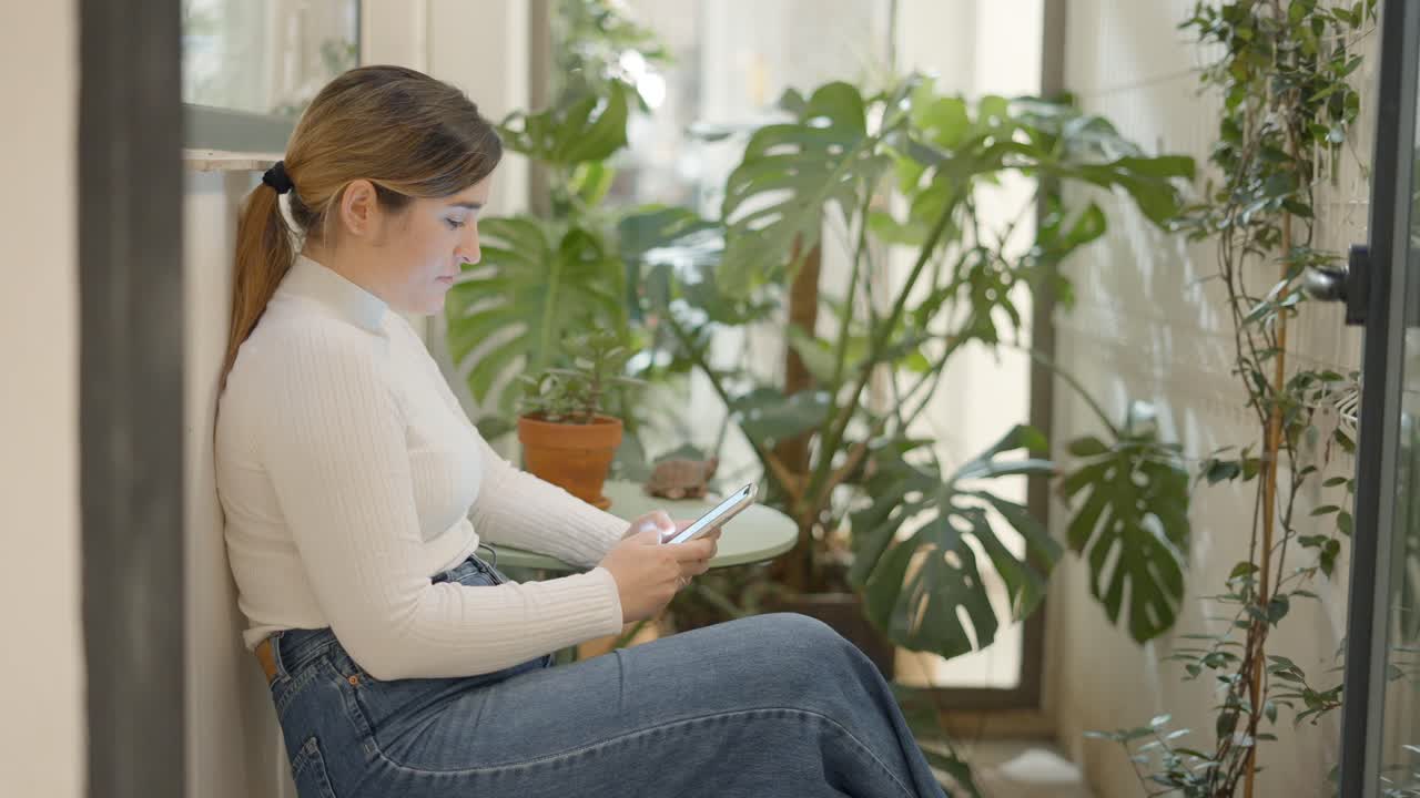 mujer usando el teléfono en un acogedor café