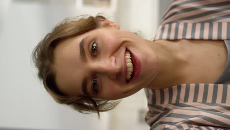 atractiva bloguera de belleza grabando video de vlog en primer plano. llamada de chica feliz en línea
