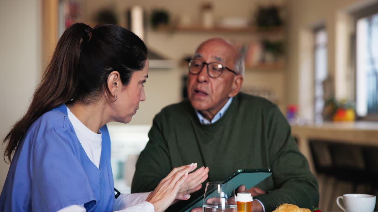 한 간호사가 한 노인 집에 가서 그의 건강에 대해 이야기하고 있습니다.