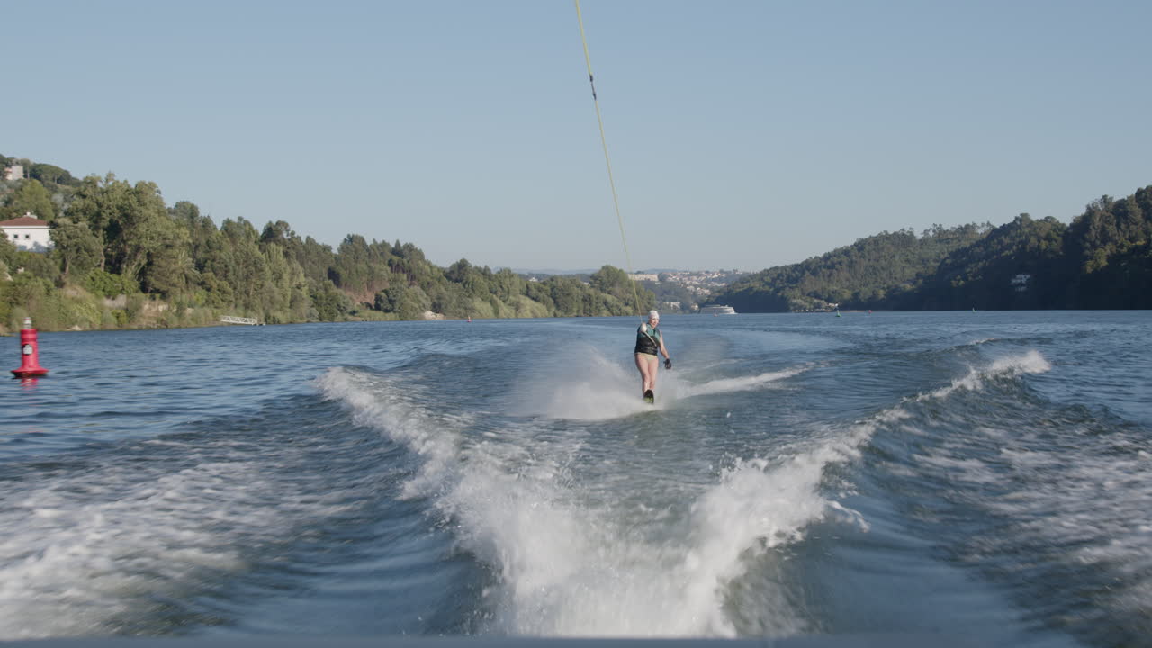 mujer esquiando en el agua en un río