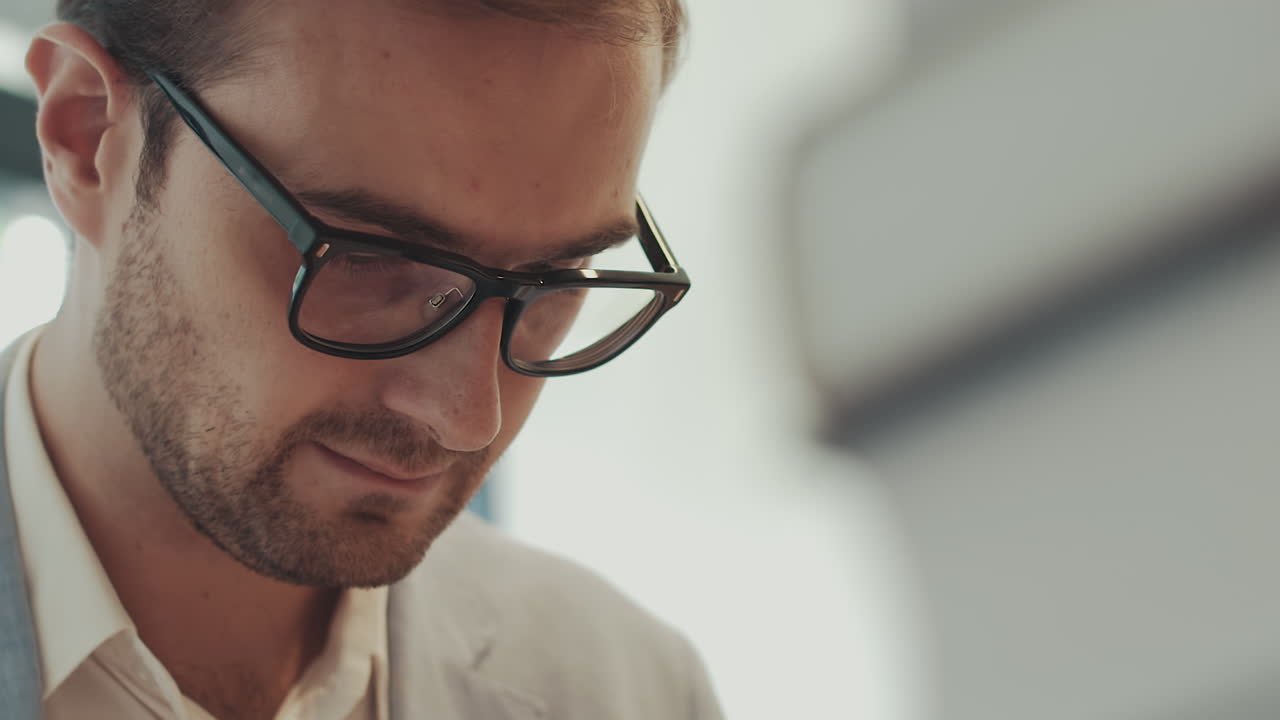 Uomo disperato e depresso, preoccupato per problemi finanziari, alle prese con scartoffie, uomo d'affari stressato