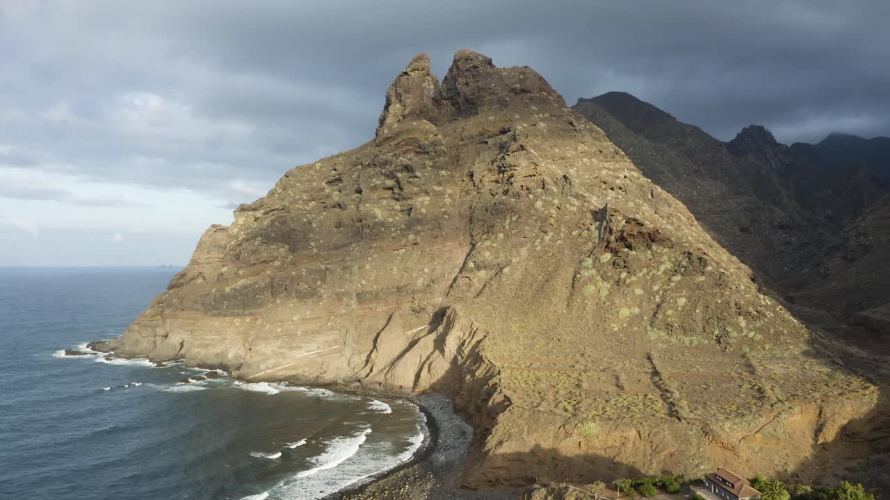 Paesaggio costiero a Punta del Hidalgo in una giornata nuvolosa, Tenerife.