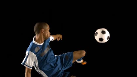 jugador de fútbol pateando la pelota