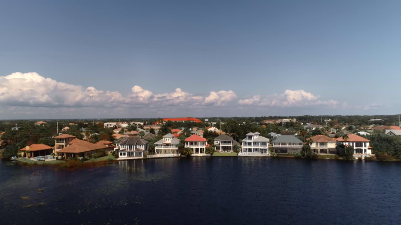 플로리다-5 해변의 주거 지역 상공 비행