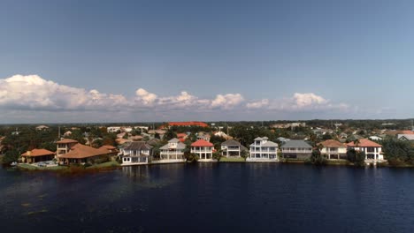 Volando-Sobre-Una-Zona-Residencial-En-Seaside,-Florida-5