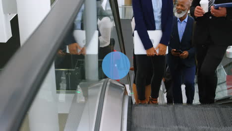 red de iconos de perfil contra la baja sección de empresarios en la escalera mecánica en la oficina