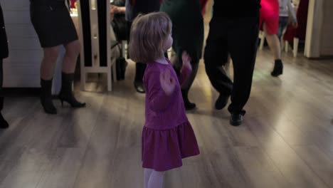 pequeño niño bailando en la patria. se siente feliz, sonriendo. niña divirtiéndose en la discoteca