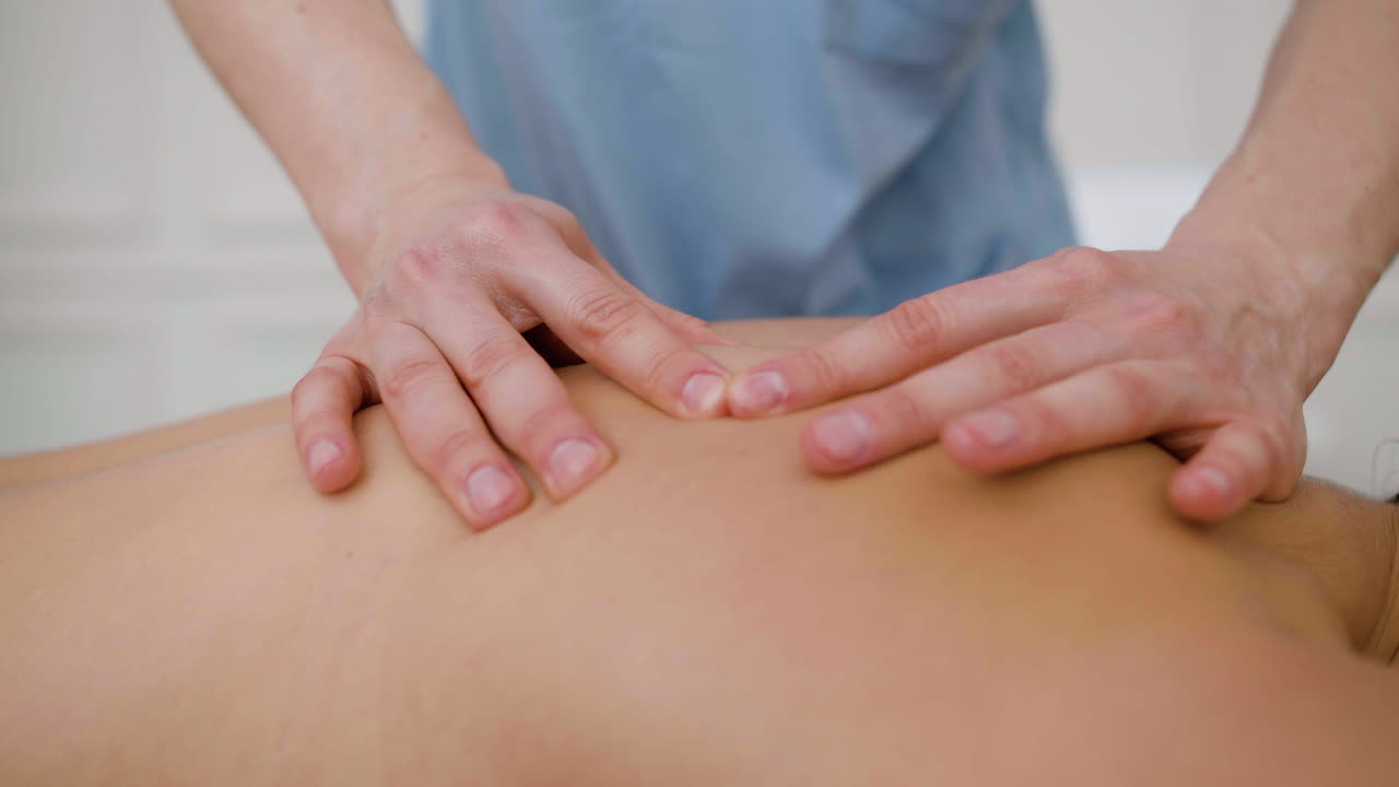 fisioterapeuta dando un masaje