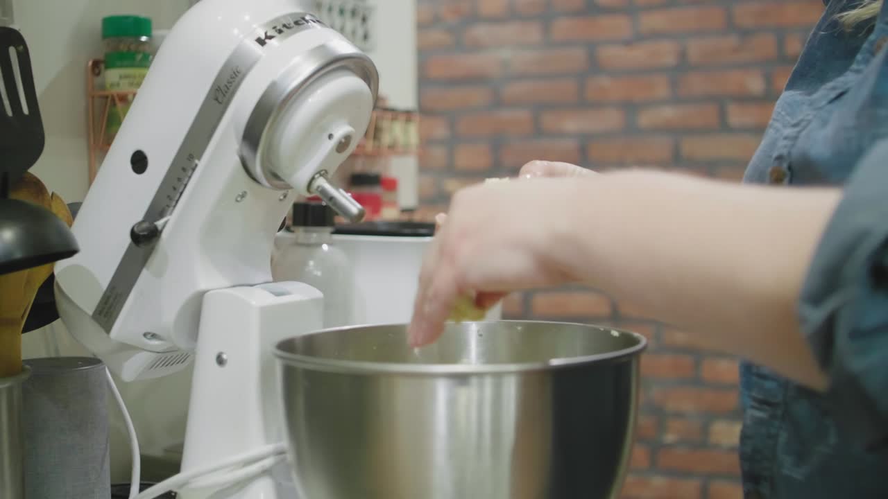 rodar la masa de las galletas de azúcar en bolas