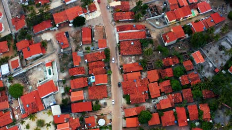 Drone-Aéreo-De-Ojo-De-Pájaro-Después-De-La-Toma-De-La-Pequeña-Ciudad-De-Playa-Tropical-De-Sibauma-En-El-Norte-De-Brasil-Cerca-De-Pipa