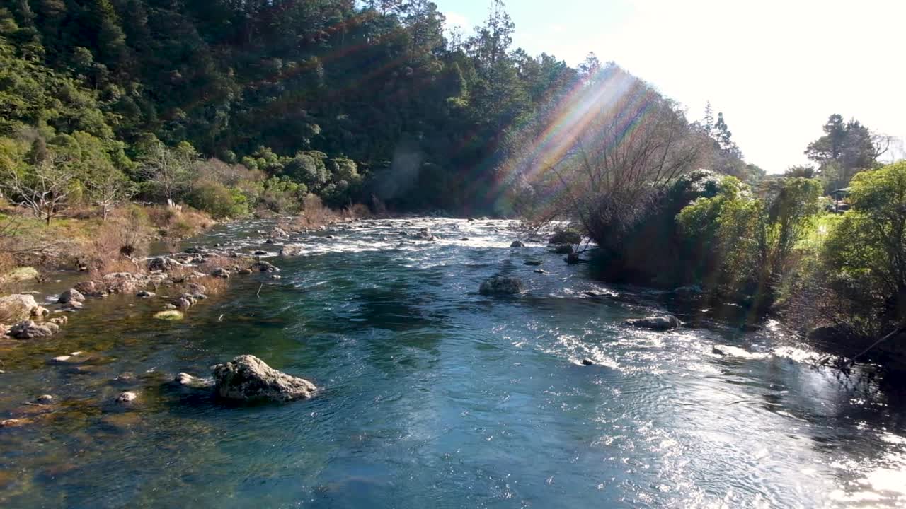 idílica y hermosa vista panorámica del río ohinemuri con luz solar en el campo rural de la isla norte de nueva zelanda aotearoa