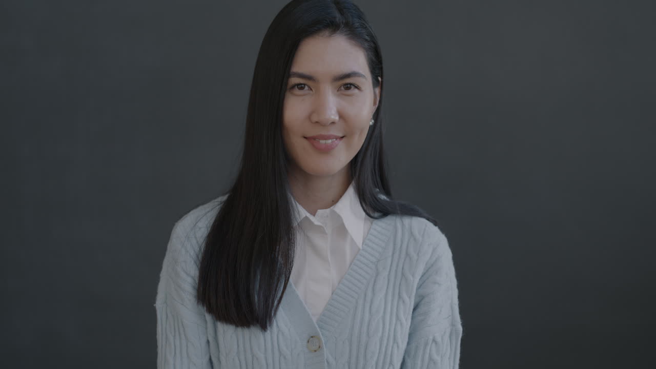 mujer sonriente dando pulgares hacia arriba