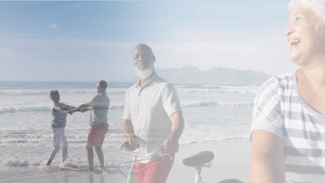 Compuesto-De-Feliz-Y-Diversa-Pareja-De-Ancianos-Caminando-Con-Bicicletas-Y-Bailando-En-La-Playa