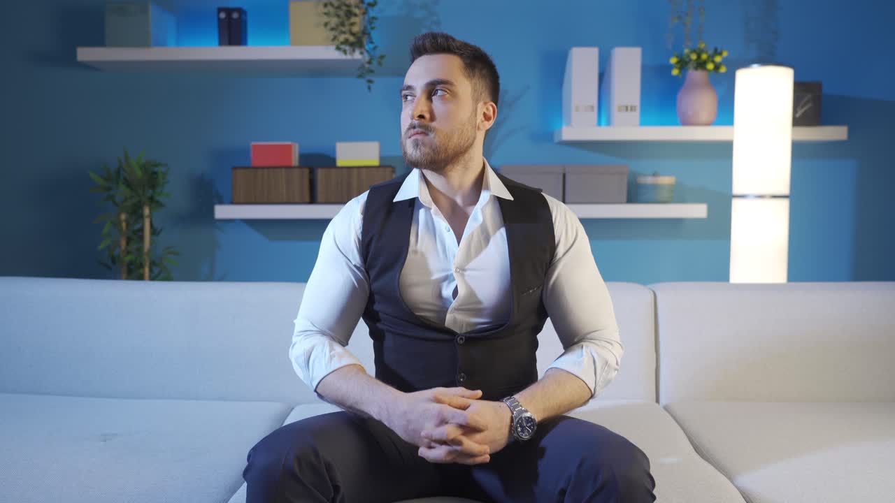 Uomo arrabbiato, solo a casa e pensieroso.