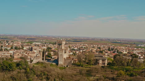 Drone-shot-over-Scaligero-castle,-Mantova-Italy