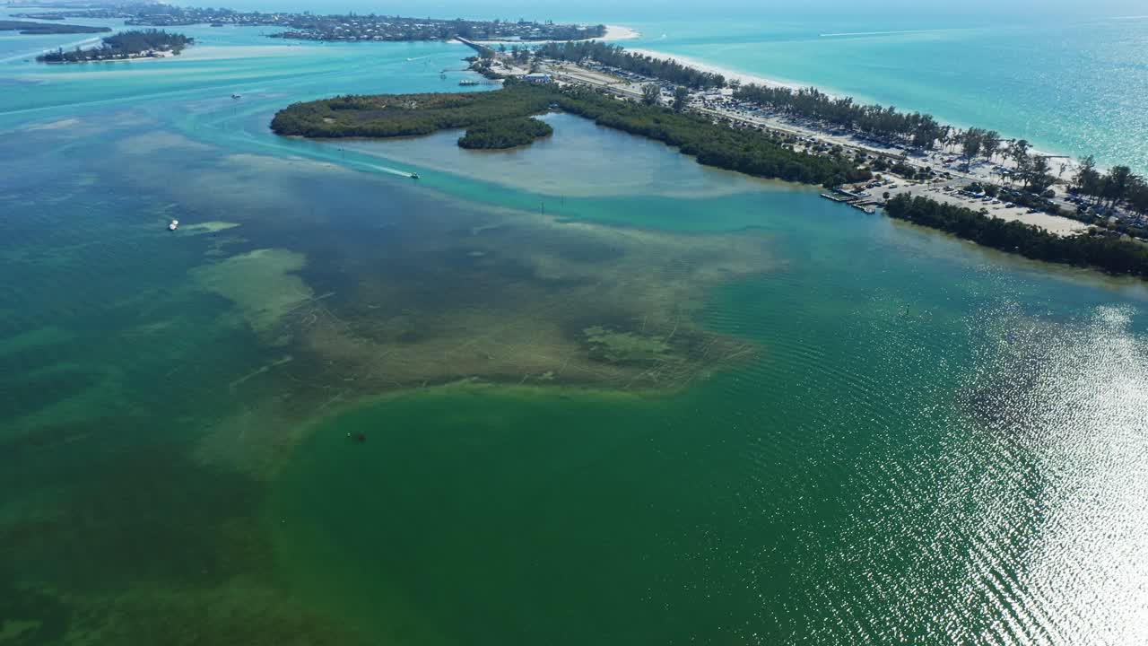 Imagens aéreas capturando o vasto litoral e a vegetação exuberante de Bradenton Beach. Ideal para documentários ambientais ou conteúdo de viagem
