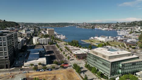 toma aérea que pasa por los edificios de south lake union para revelar el centro de botes de madera encaramados en lake union