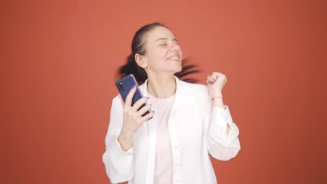 손에  ⁇ 드폰을 들고 춤추는 여자.
