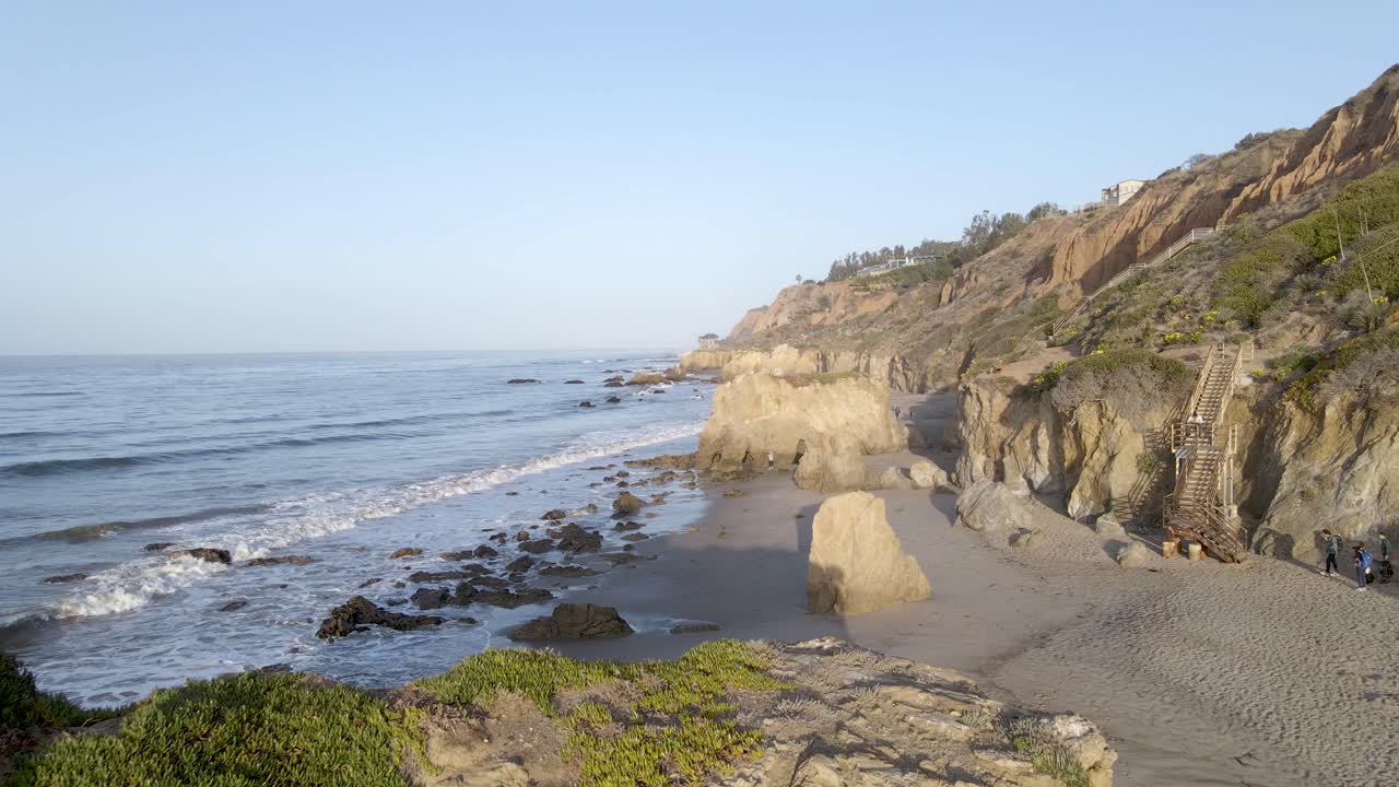 acantilados de la playa junto al mar de la playa el matador en la costa de malibu en california