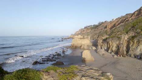 Acantilados-De-La-Playa-Junto-Al-Mar-De-La-Playa-El-Matador-En-La-Costa-De-Malibu-En-California