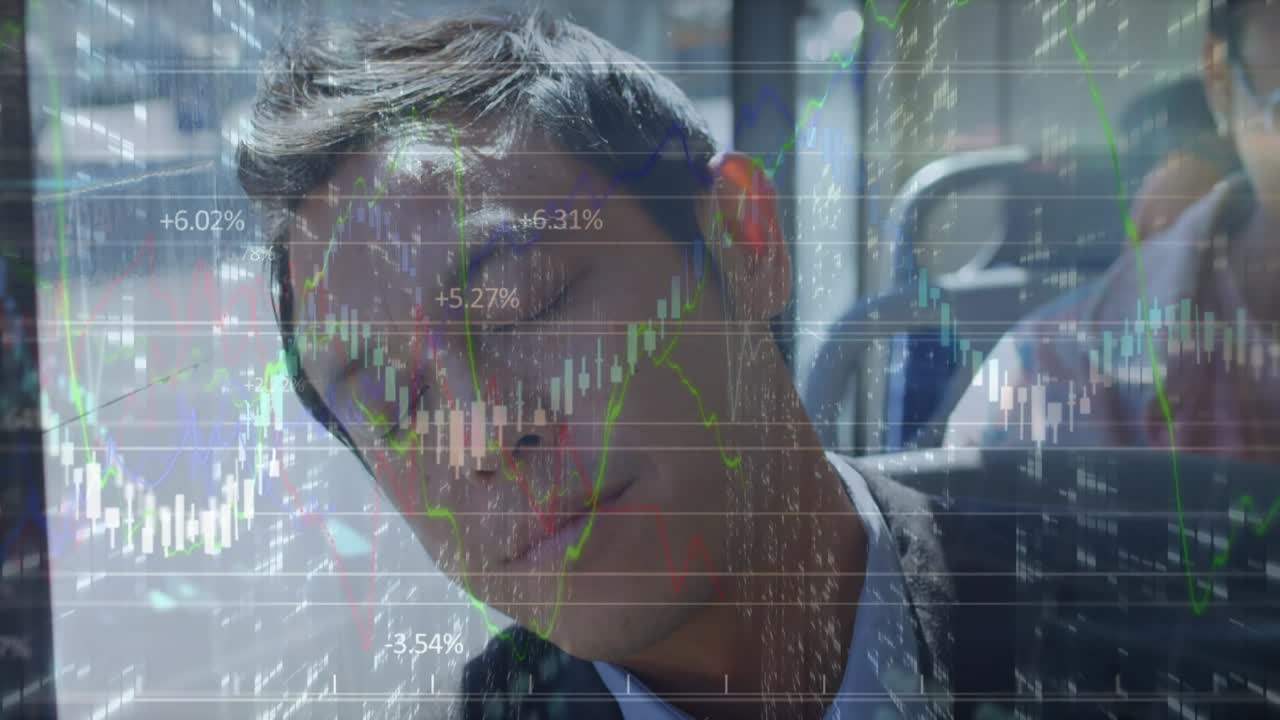 Animation af finansielle data og grafer over en træt asiatisk forretningsmand, der sover i en bus.