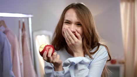 Mujer-De-Felicidad-Comiendo-Manzana-Roja.-Emoción-De-Mujer-Alegre.-Dieta-Saludable-Femenina