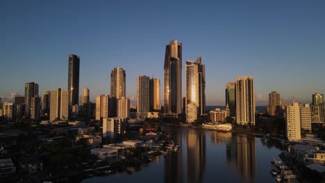 El-Horizonte-De-La-Ciudad-De-Surfers-Paradise-Brilla-Desde-La-Cálida-Puesta-De-Sol-De-La-Tarde-Reflejándose-En-Los-Imponentes-Rascacielos