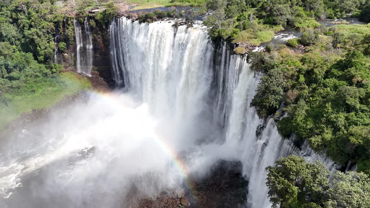 Prospettiva aerea cinematografica della potente cortina d'acqua bianca alle cascate di Calandula, Malanje, Angola, Africa, circondata da una lussureggiante vegetazione tropicale
