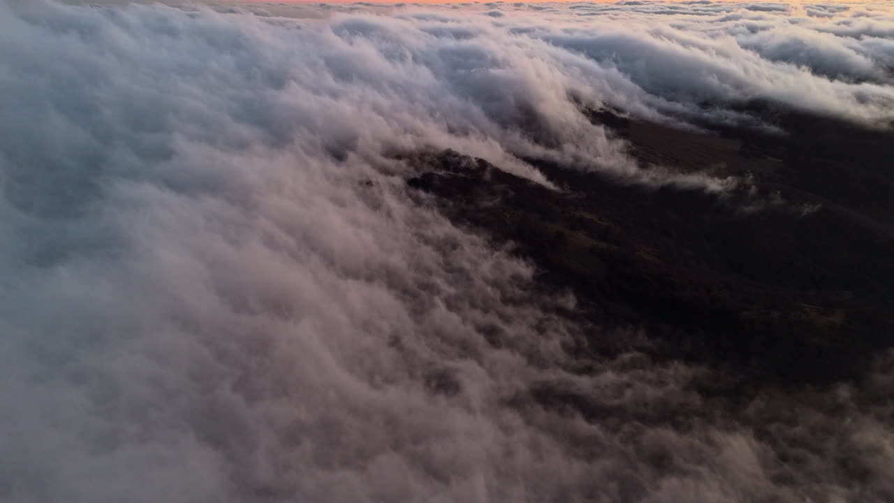 Vista aerea di nuvole all'alba, scena celeste serena e maestosa