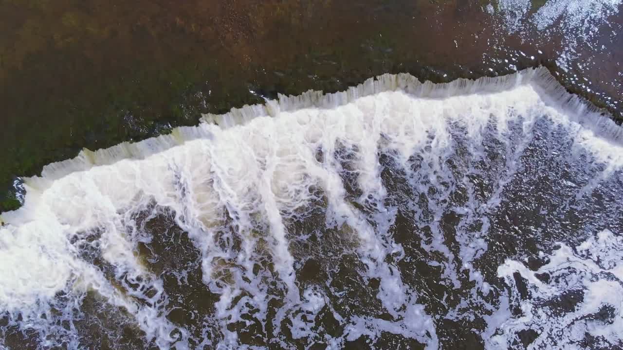 vista de dron hacia abajo en la cascada venta rapid - la más ancha de europa