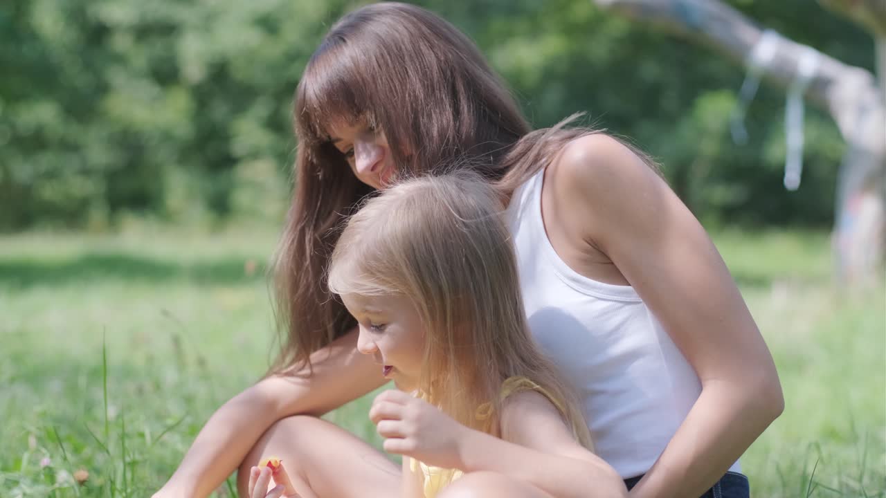 Mutter und Tochter in der Natur