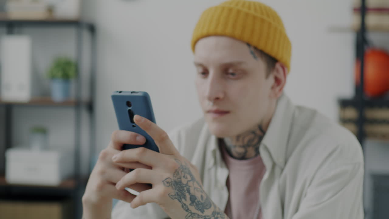 Giovane che usa lo smartphone