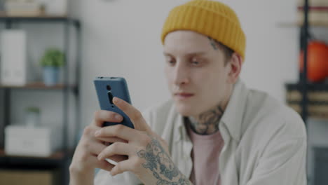 joven usando un teléfono inteligente
